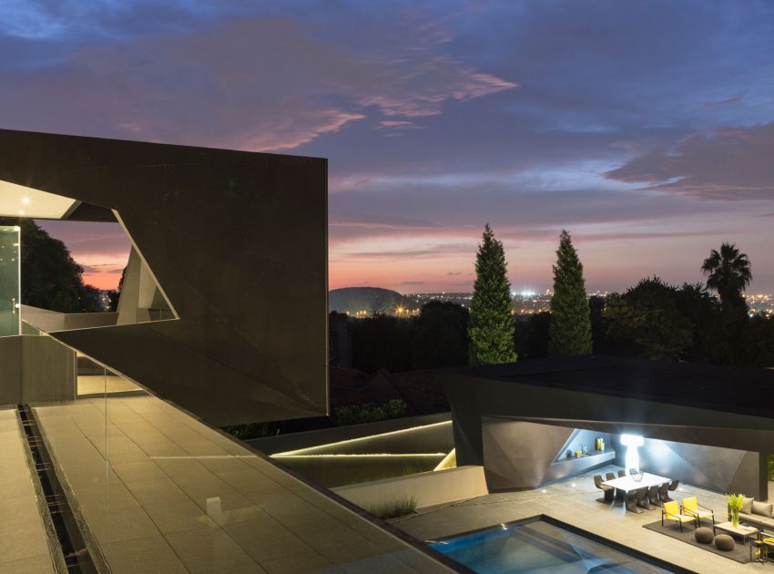 A Spacious Modern Home Made of Steel, Glass and Concrete in Bedfordview by Nico van der Meulen Architects (41)