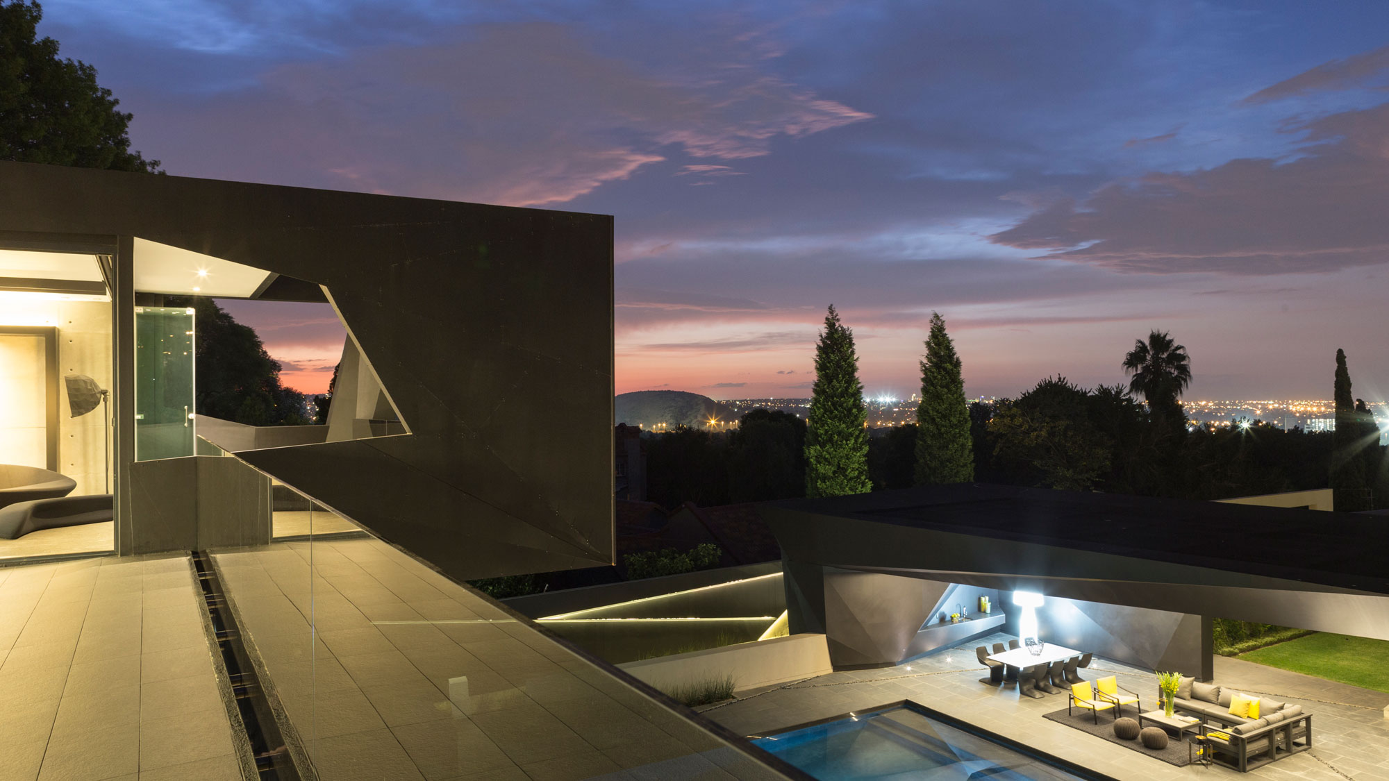 A Spacious Modern Home Made of Steel, Glass and Concrete in Bedfordview by Nico van der Meulen Architects (41)