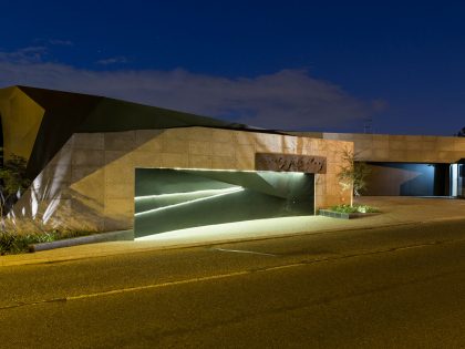 A Spacious Modern Home Made of Steel, Glass and Concrete in Bedfordview by Nico van der Meulen Architects (43)