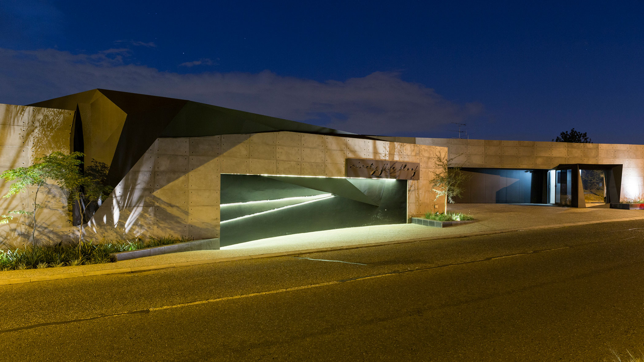 A Spacious Modern Home Made of Steel, Glass and Concrete in Bedfordview by Nico van der Meulen Architects (43)