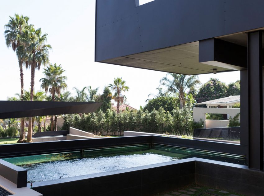 A Spacious Modern Home Made of Steel, Glass and Concrete in Bedfordview by Nico van der Meulen Architects (5)