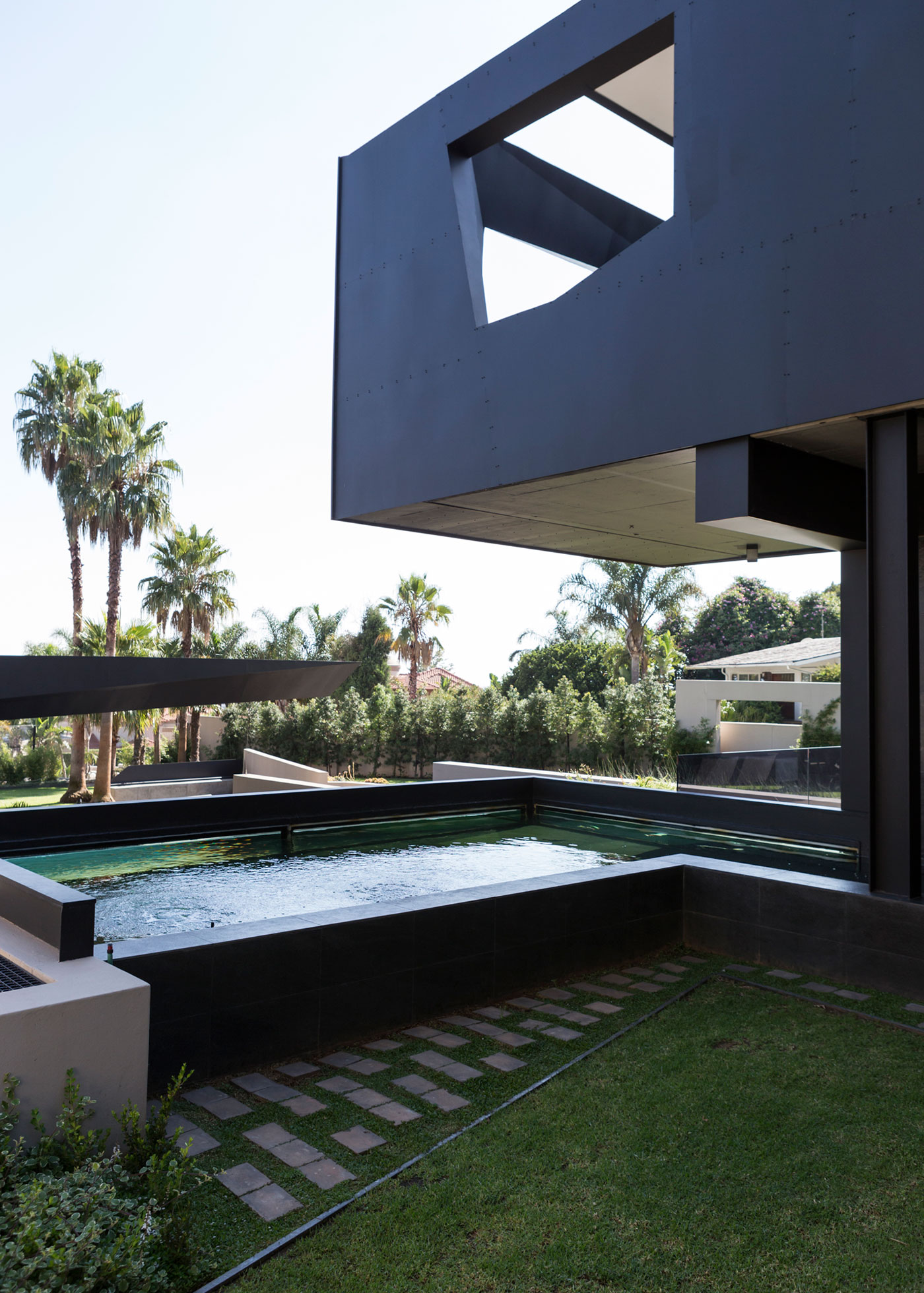 A Spacious Modern Home Made of Steel, Glass and Concrete in Bedfordview by Nico van der Meulen Architects (5)