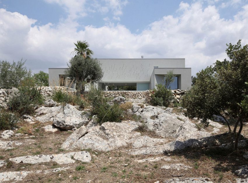 A Spacious and Bright Home Surrounded by a Rocky Landscape in Syracuse, Italy by Fabrizio Foti architetto (1)