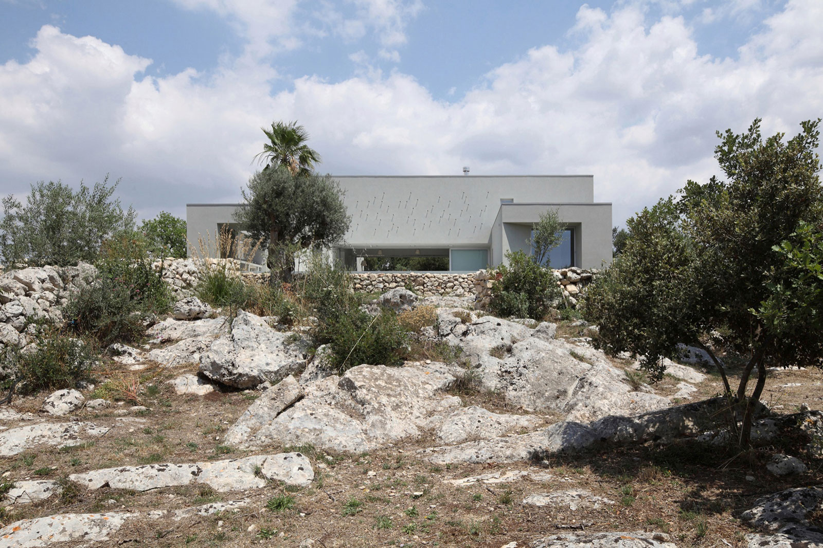 A Spacious and Bright Home Surrounded by a Rocky Landscape in Syracuse, Italy by Fabrizio Foti architetto (1)