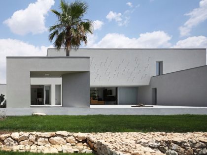 A Spacious and Bright Home Surrounded by a Rocky Landscape in Syracuse, Italy by Fabrizio Foti architetto (10)
