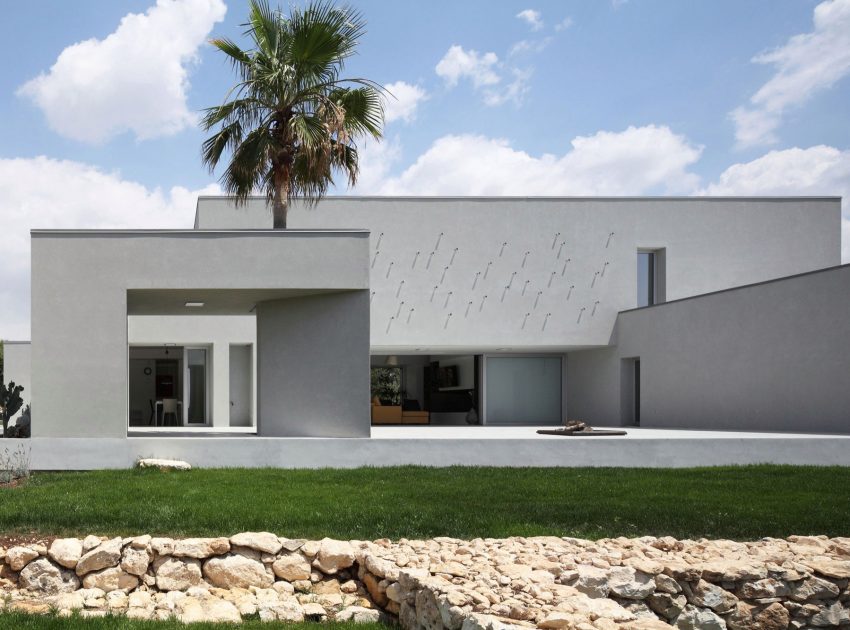 A Spacious and Bright Home Surrounded by a Rocky Landscape in Syracuse, Italy by Fabrizio Foti architetto (10)