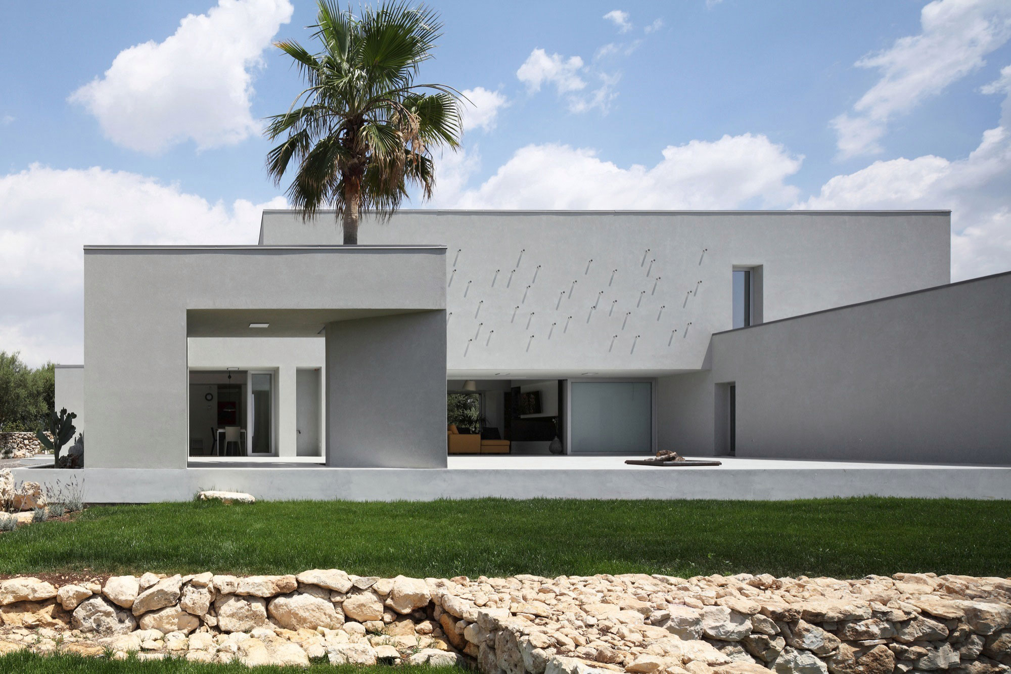 A Spacious and Bright Home Surrounded by a Rocky Landscape in Syracuse, Italy by Fabrizio Foti architetto (10)