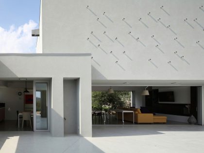 A Spacious and Bright Home Surrounded by a Rocky Landscape in Syracuse, Italy by Fabrizio Foti architetto (11)