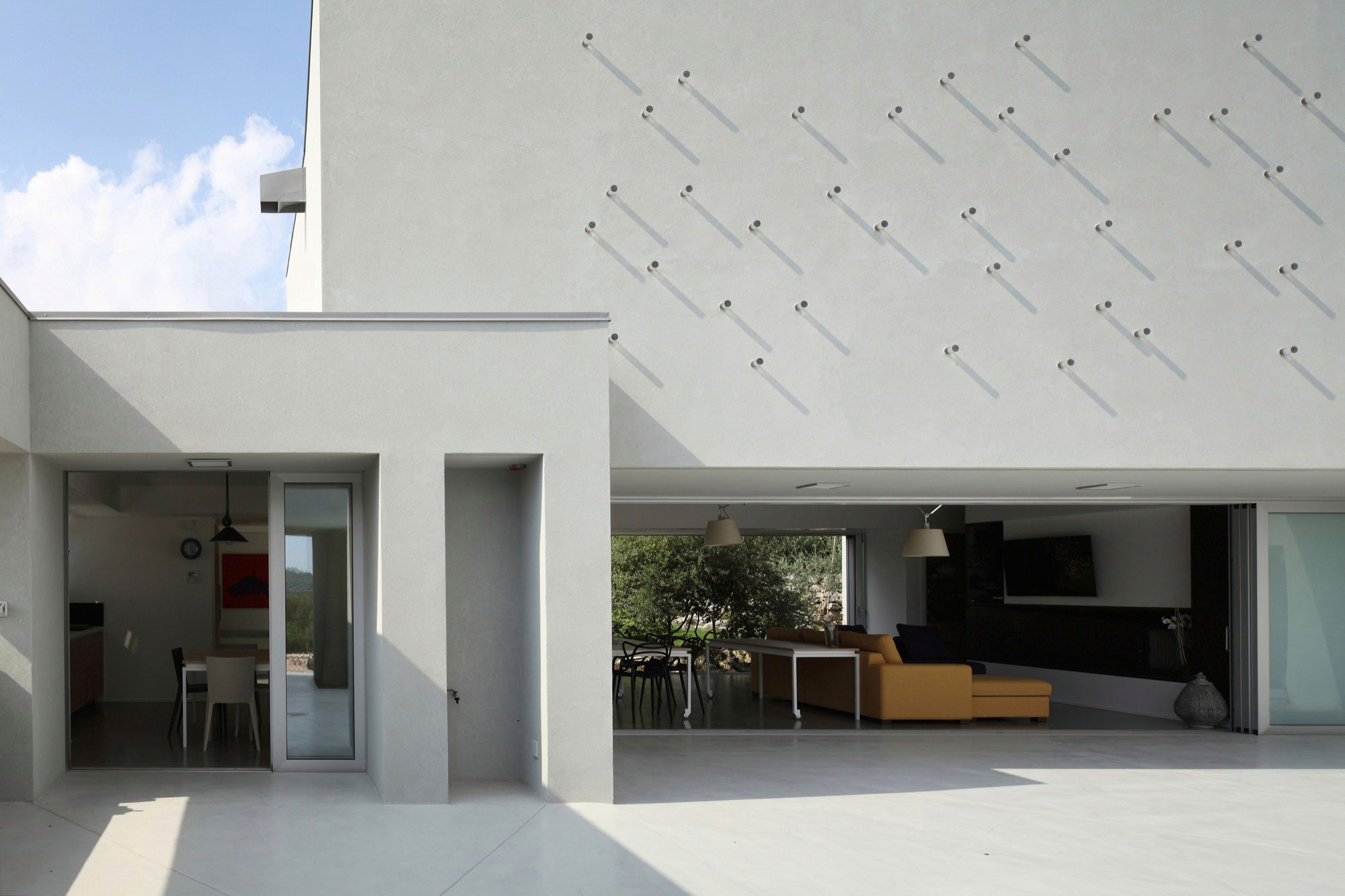 A Spacious and Bright Home Surrounded by a Rocky Landscape in Syracuse, Italy by Fabrizio Foti architetto (11)