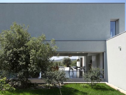 A Spacious and Bright Home Surrounded by a Rocky Landscape in Syracuse, Italy by Fabrizio Foti architetto (12)