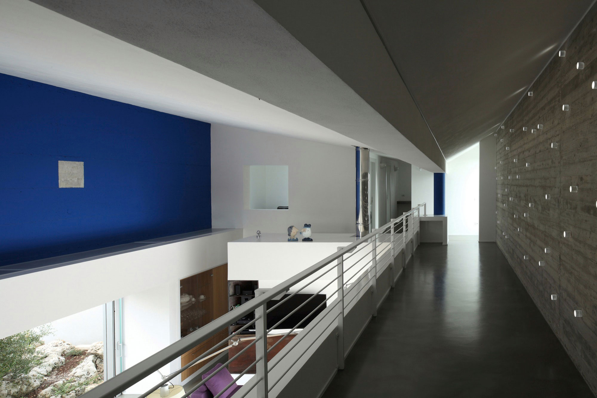 A Spacious and Bright Home Surrounded by a Rocky Landscape in Syracuse, Italy by Fabrizio Foti architetto (18)