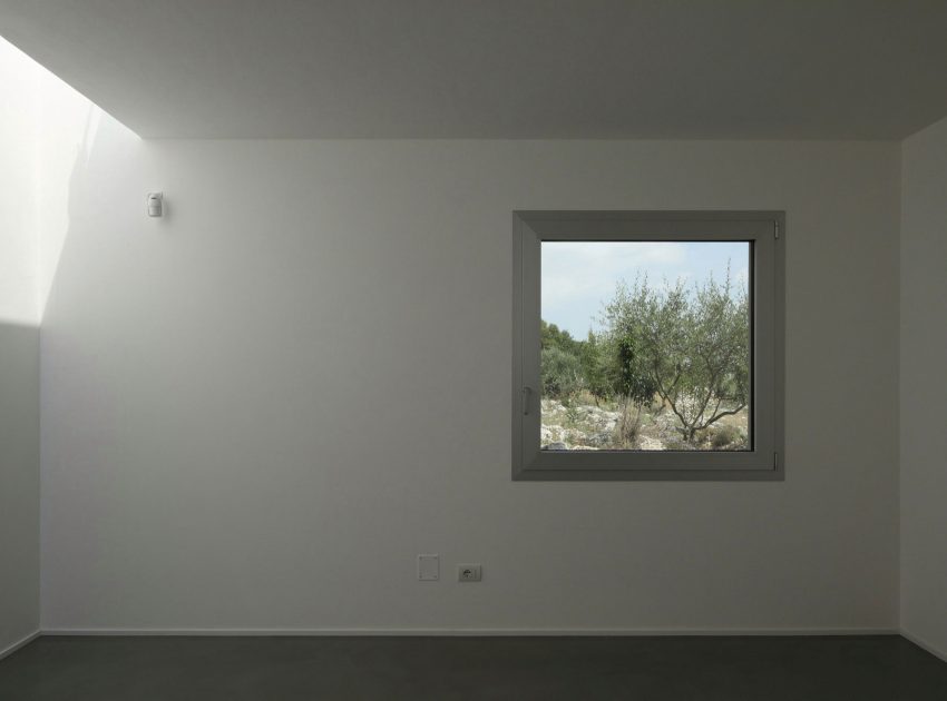 A Spacious and Bright Home Surrounded by a Rocky Landscape in Syracuse, Italy by Fabrizio Foti architetto (19)
