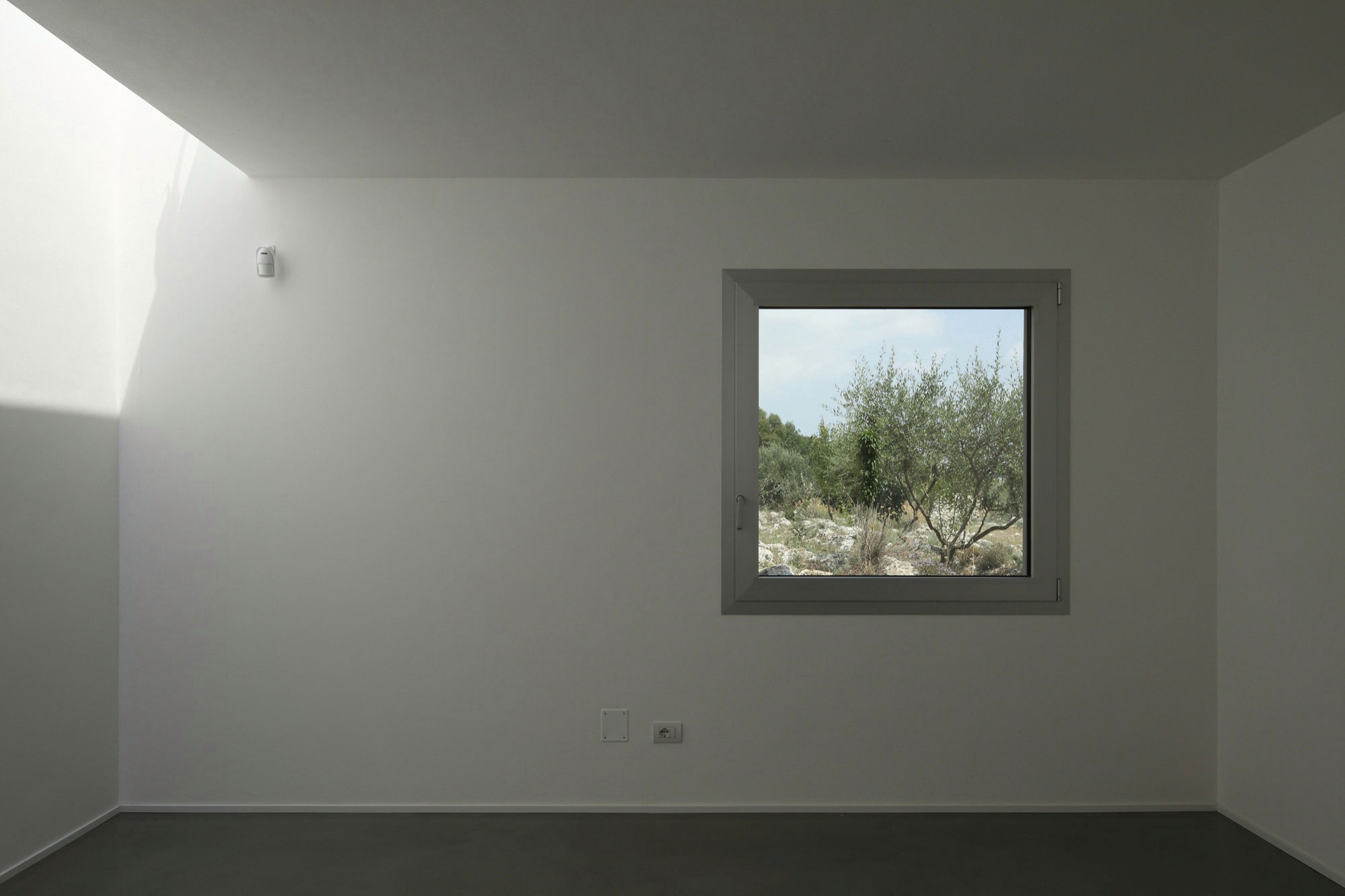 A Spacious and Bright Home Surrounded by a Rocky Landscape in Syracuse, Italy by Fabrizio Foti architetto (19)