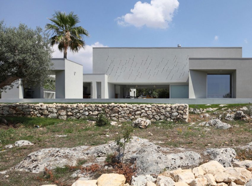 A Spacious and Bright Home Surrounded by a Rocky Landscape in Syracuse, Italy by Fabrizio Foti architetto (2)