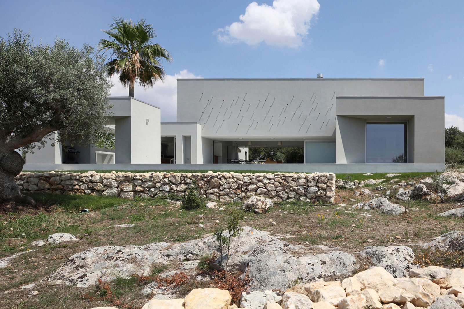 A Spacious and Bright Home Surrounded by a Rocky Landscape in Syracuse, Italy by Fabrizio Foti architetto (2)