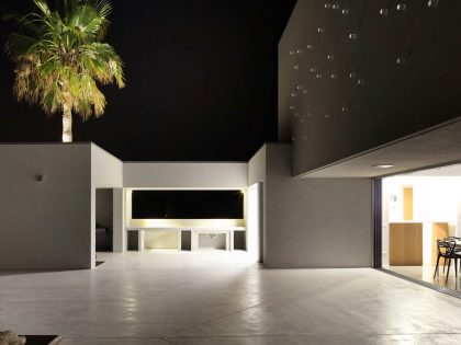 A Spacious and Bright Home Surrounded by a Rocky Landscape in Syracuse, Italy by Fabrizio Foti architetto (20)