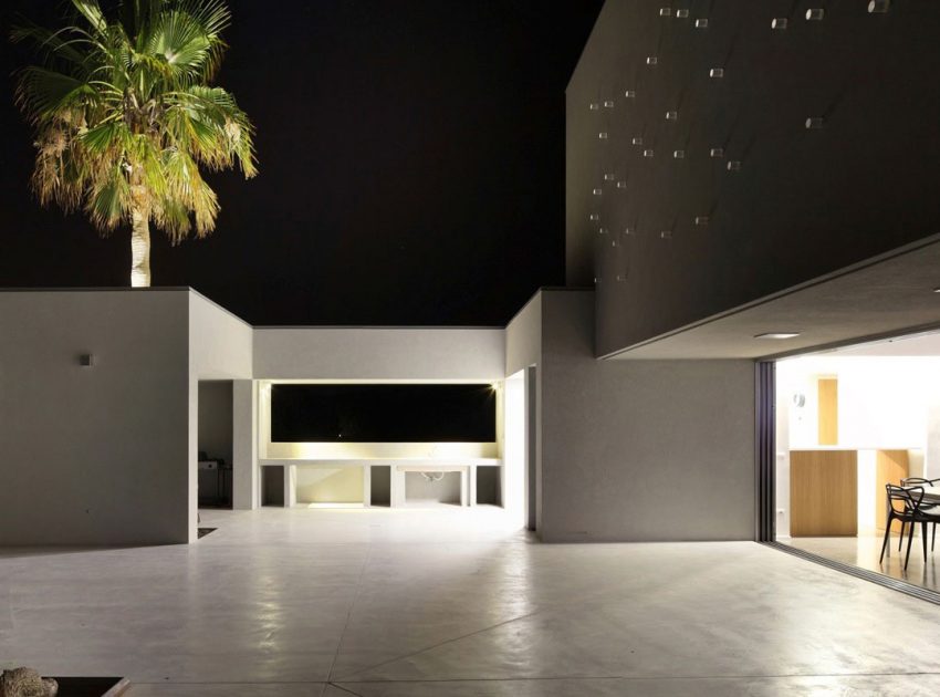 A Spacious and Bright Home Surrounded by a Rocky Landscape in Syracuse, Italy by Fabrizio Foti architetto (20)