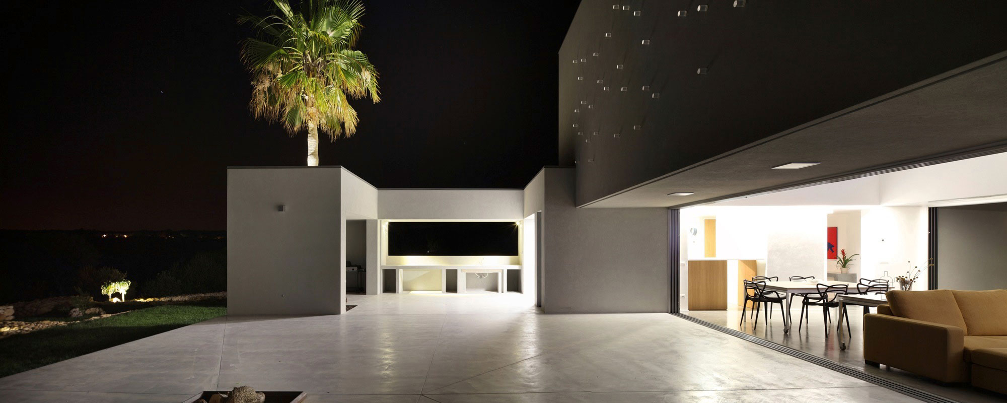 A Spacious and Bright Home Surrounded by a Rocky Landscape in Syracuse, Italy by Fabrizio Foti architetto (20)