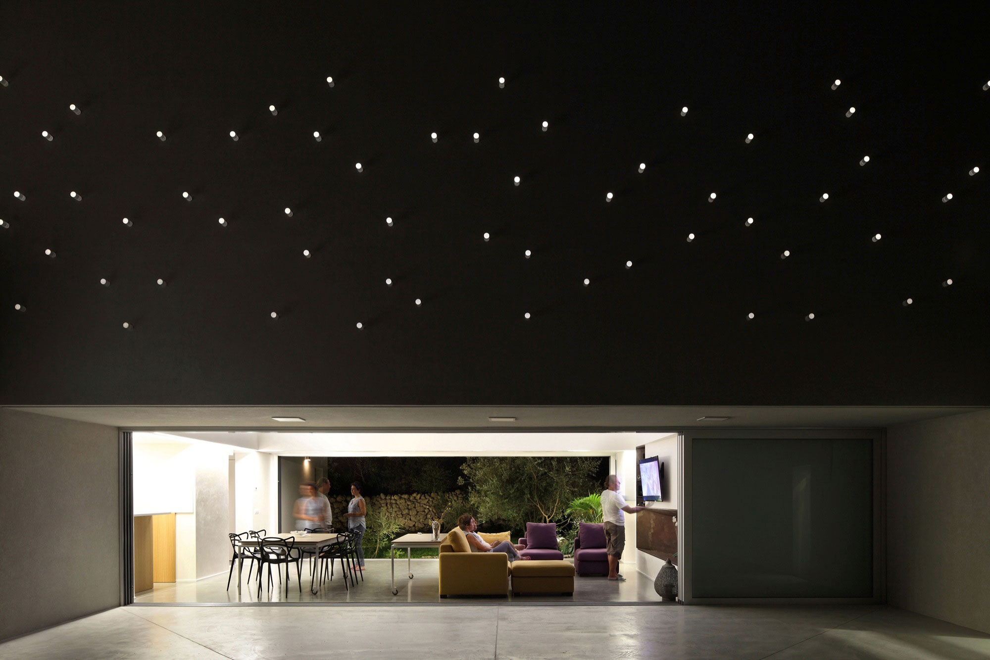 A Spacious and Bright Home Surrounded by a Rocky Landscape in Syracuse, Italy by Fabrizio Foti architetto (21)