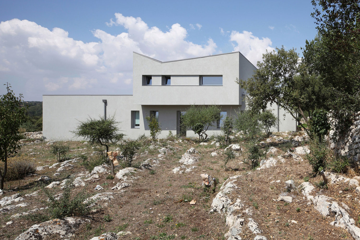 A Spacious and Bright Home Surrounded by a Rocky Landscape in Syracuse, Italy by Fabrizio Foti architetto (3)