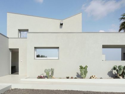 A Spacious and Bright Home Surrounded by a Rocky Landscape in Syracuse, Italy by Fabrizio Foti architetto (4)