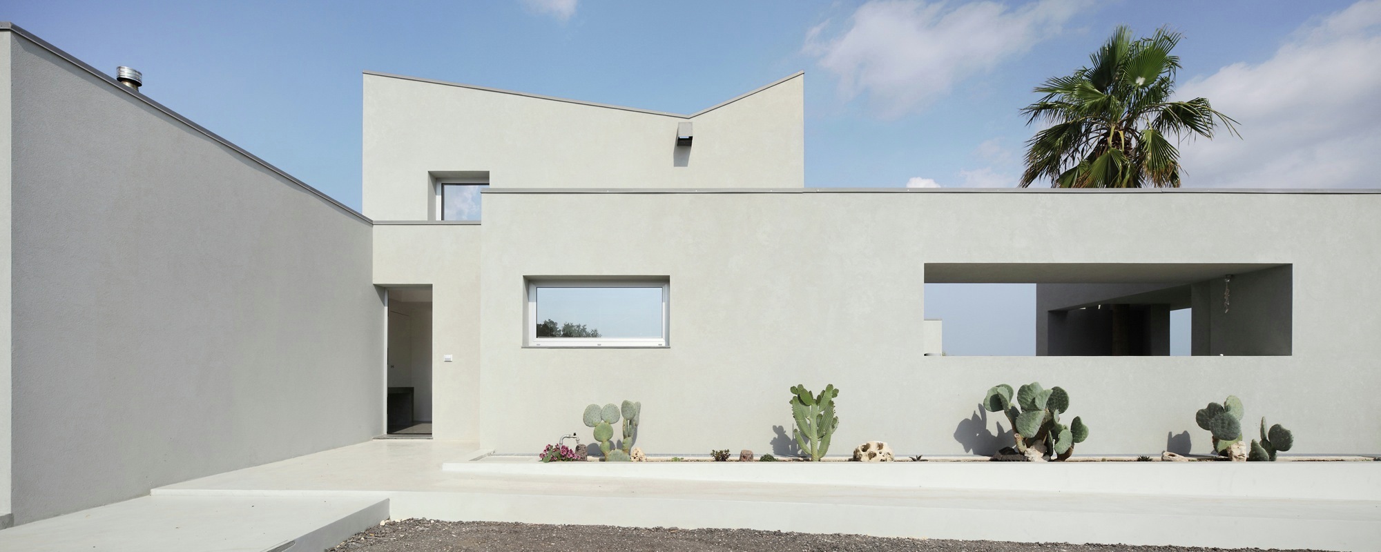 A Spacious and Bright Home Surrounded by a Rocky Landscape in Syracuse, Italy by Fabrizio Foti architetto (4)