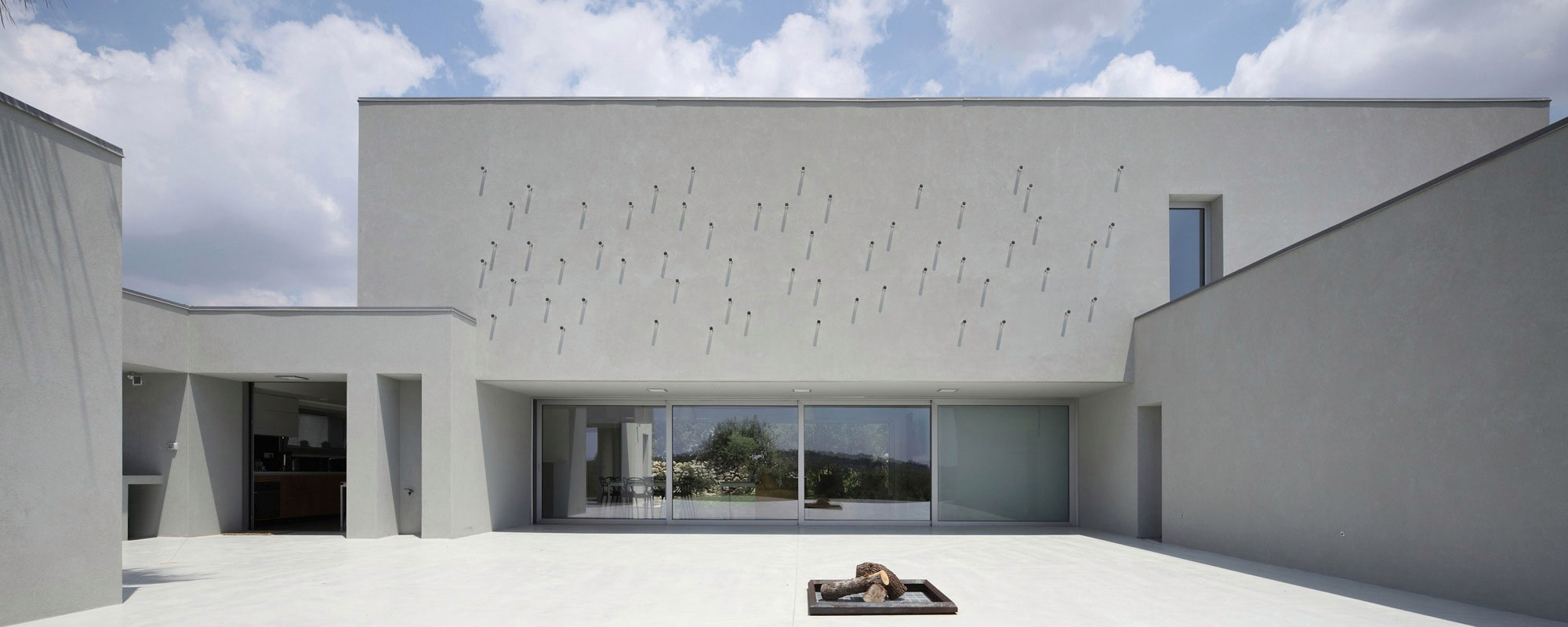 A Spacious and Bright Home Surrounded by a Rocky Landscape in Syracuse, Italy by Fabrizio Foti architetto (5)