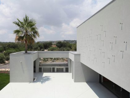 A Spacious and Bright Home Surrounded by a Rocky Landscape in Syracuse, Italy by Fabrizio Foti architetto (6)