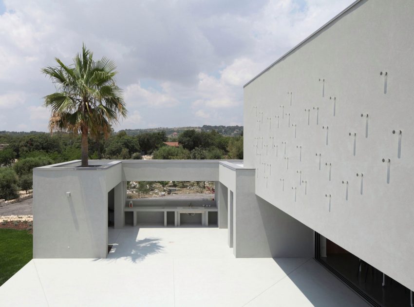 A Spacious and Bright Home Surrounded by a Rocky Landscape in Syracuse, Italy by Fabrizio Foti architetto (6)