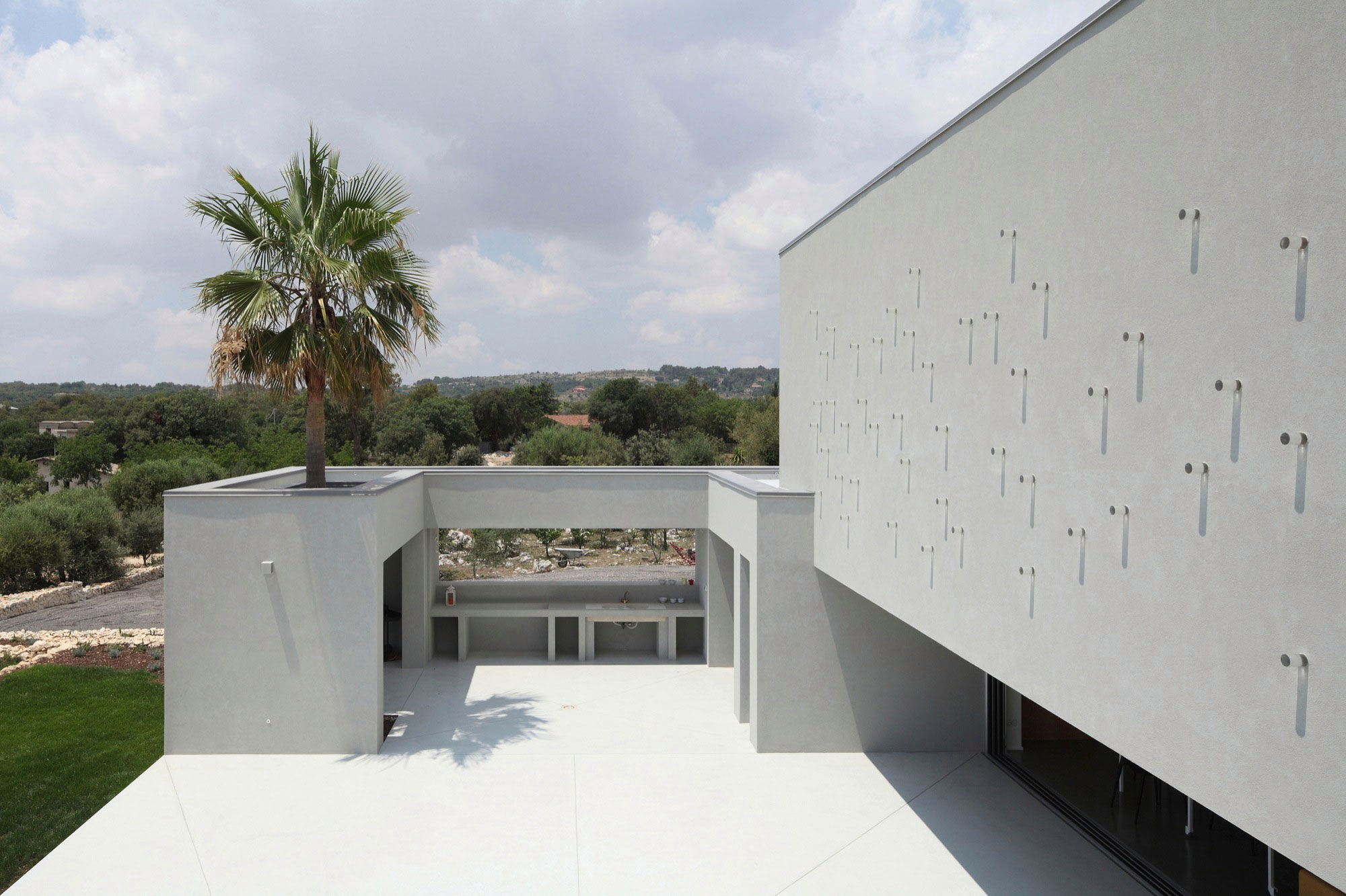 A Spacious and Bright Home Surrounded by a Rocky Landscape in Syracuse, Italy by Fabrizio Foti architetto (6)