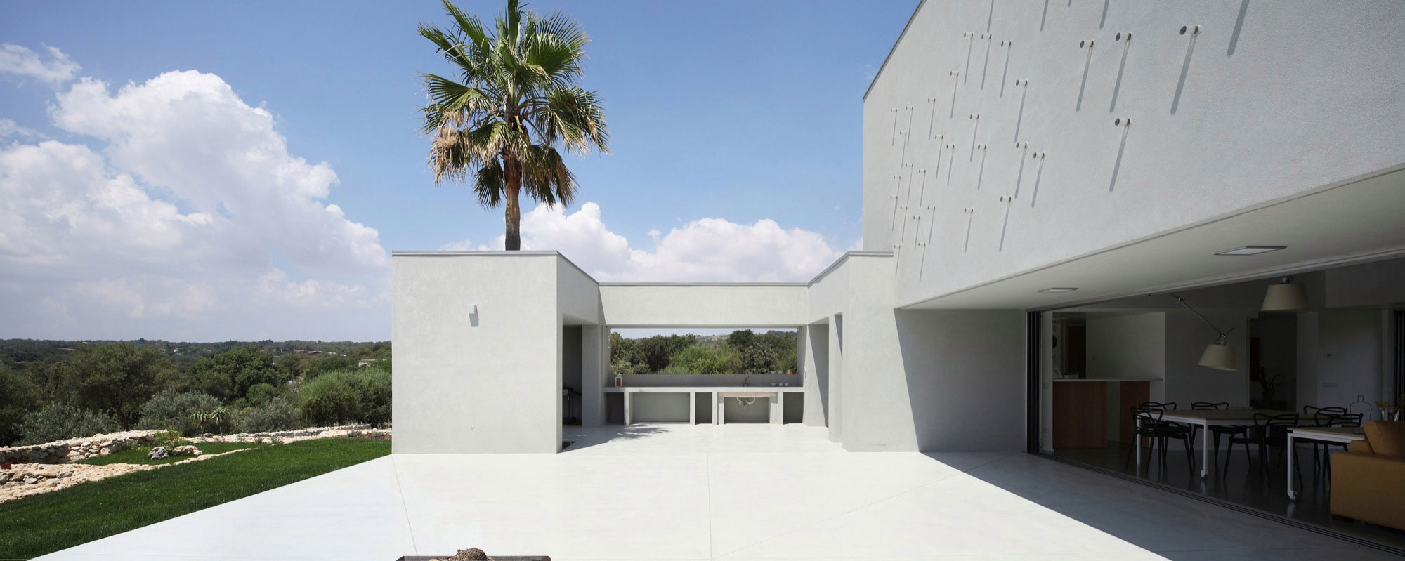 A Spacious and Bright Home Surrounded by a Rocky Landscape in Syracuse, Italy by Fabrizio Foti architetto (7)