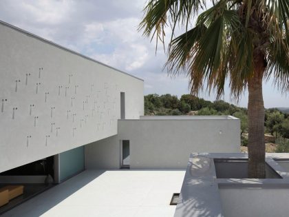 A Spacious and Bright Home Surrounded by a Rocky Landscape in Syracuse, Italy by Fabrizio Foti architetto (8)