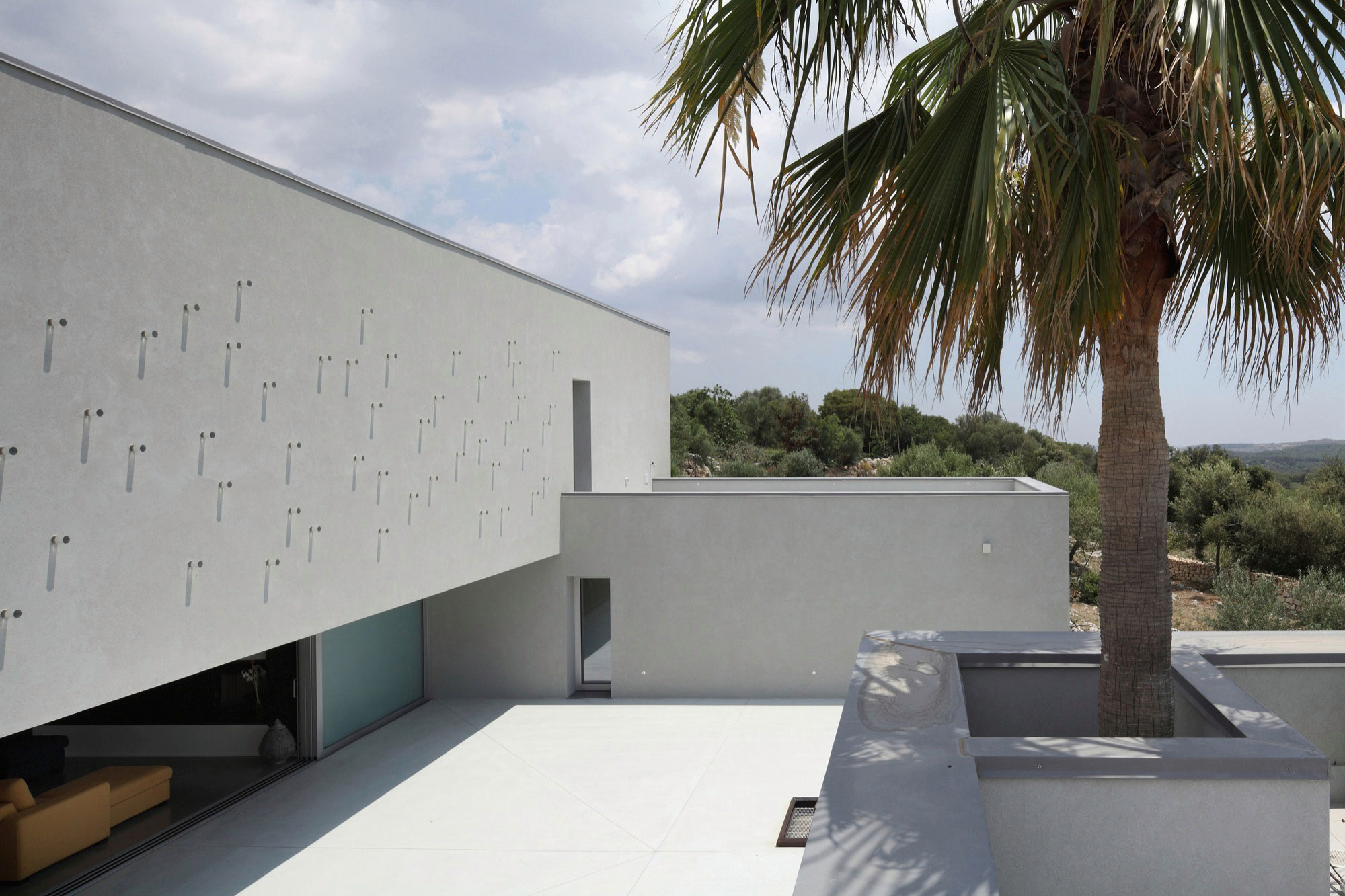 A Spacious and Bright Home Surrounded by a Rocky Landscape in Syracuse, Italy by Fabrizio Foti architetto (8)