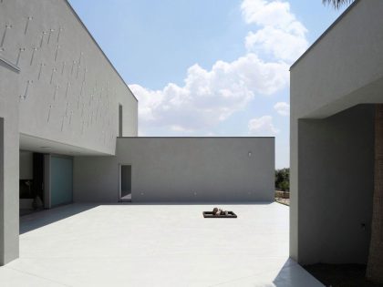 A Spacious and Bright Home Surrounded by a Rocky Landscape in Syracuse, Italy by Fabrizio Foti architetto (9)