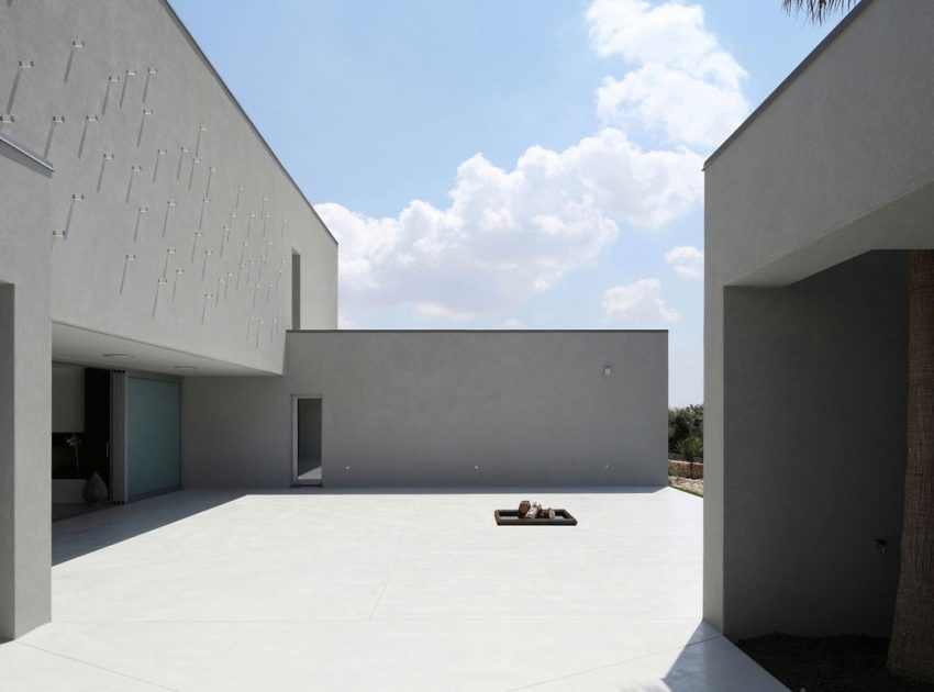 A Spacious and Bright Home Surrounded by a Rocky Landscape in Syracuse, Italy by Fabrizio Foti architetto (9)