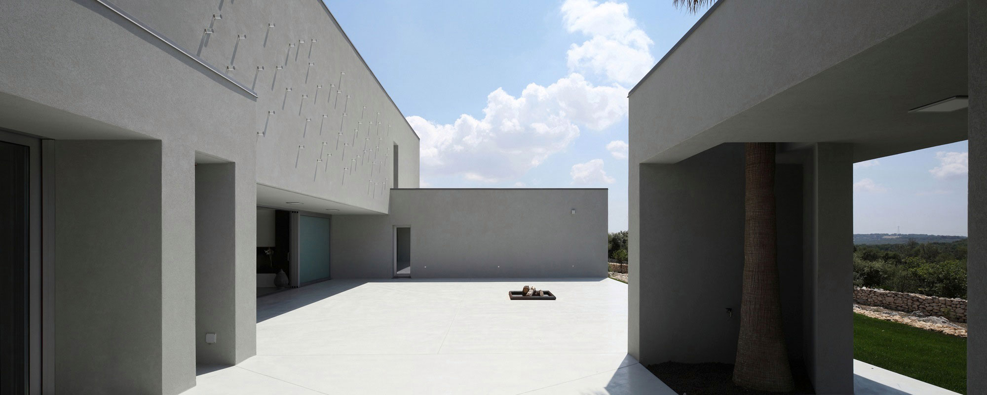 A Spacious and Bright Home Surrounded by a Rocky Landscape in Syracuse, Italy by Fabrizio Foti architetto (9)