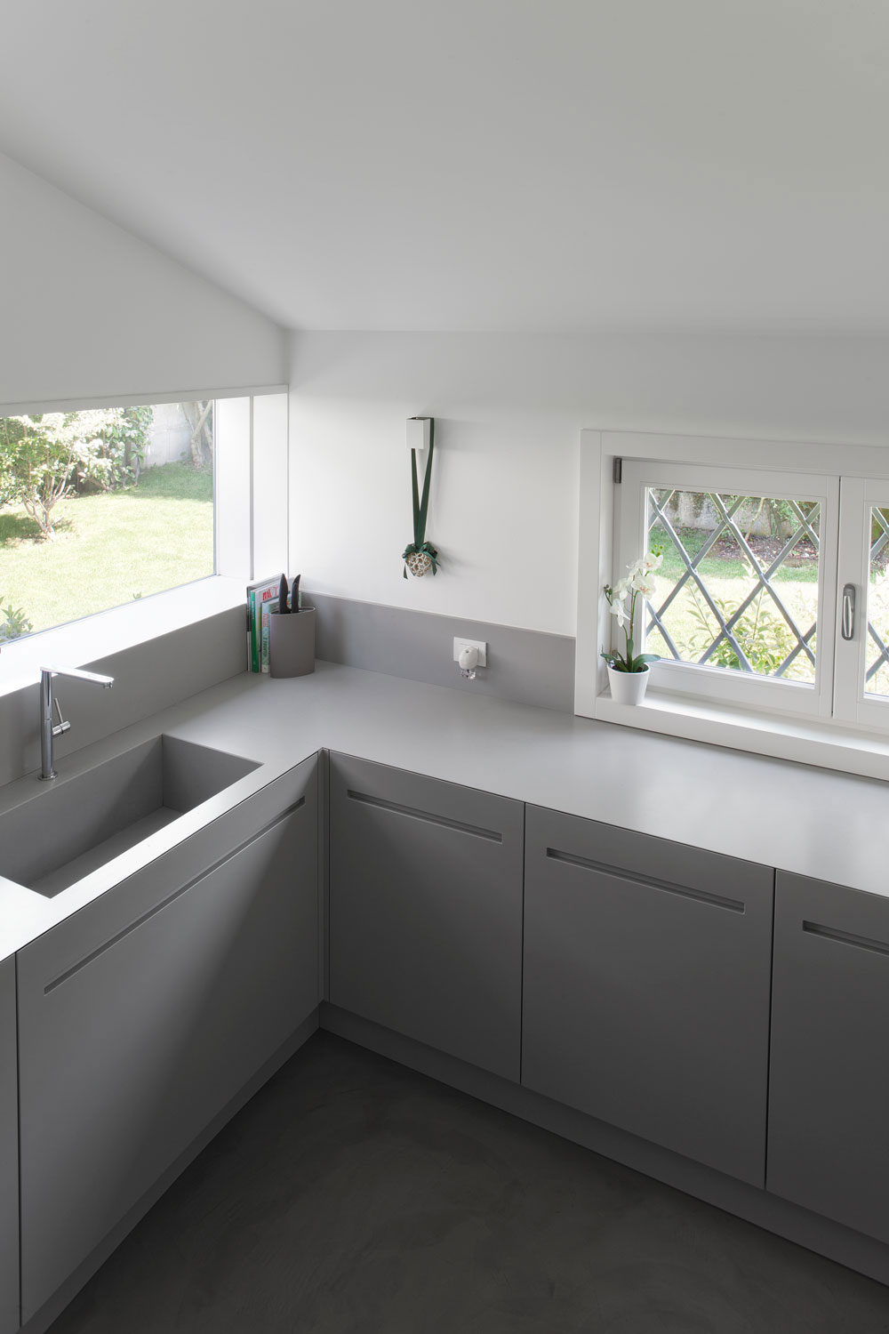 A Spacious and Elegant Contemporary Home in Paese, Italy by EXiT architetti associati (5)