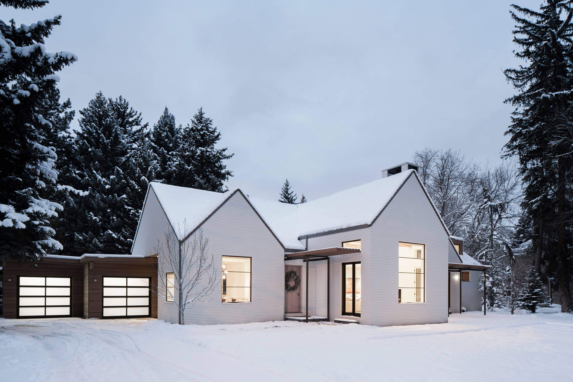 A Spacious and Luminous Contemporary House in Salt Lake City by Lloyd Architects (1)