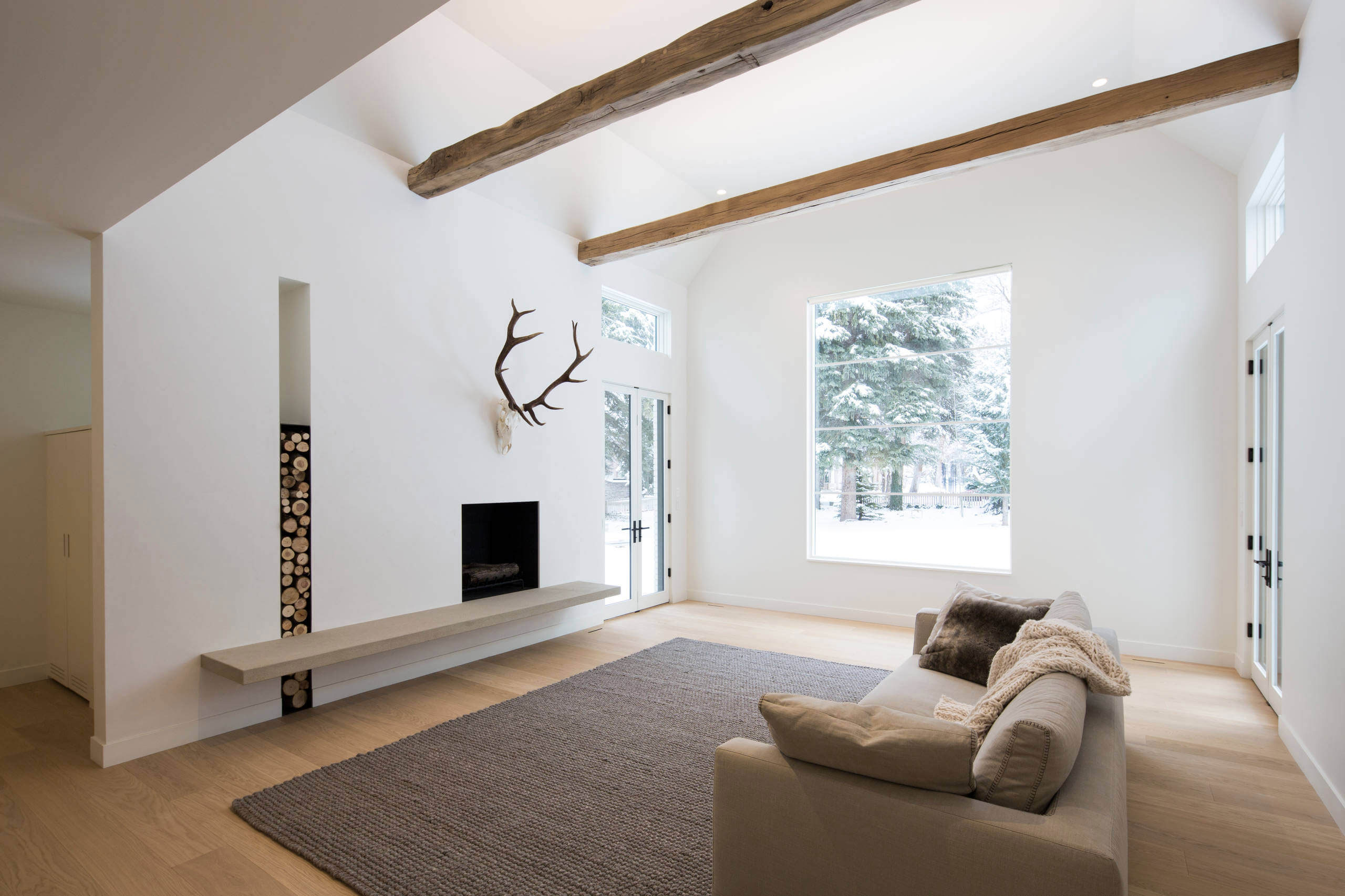 A Spacious and Luminous Contemporary House in Salt Lake City by Lloyd Architects (4)