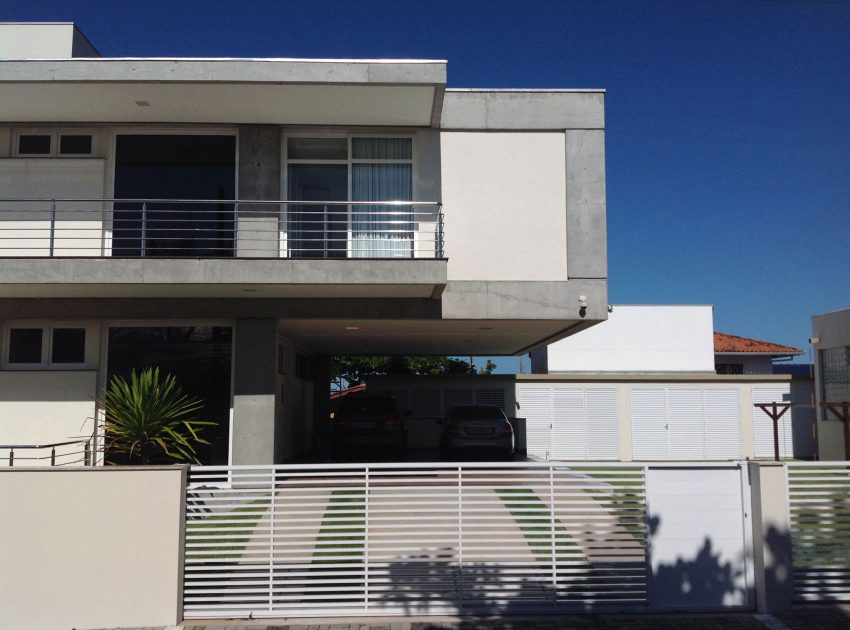 A Spacious and Stylish Contemporary Home in Penha, Brazil by Pablo José Vailatti (1)