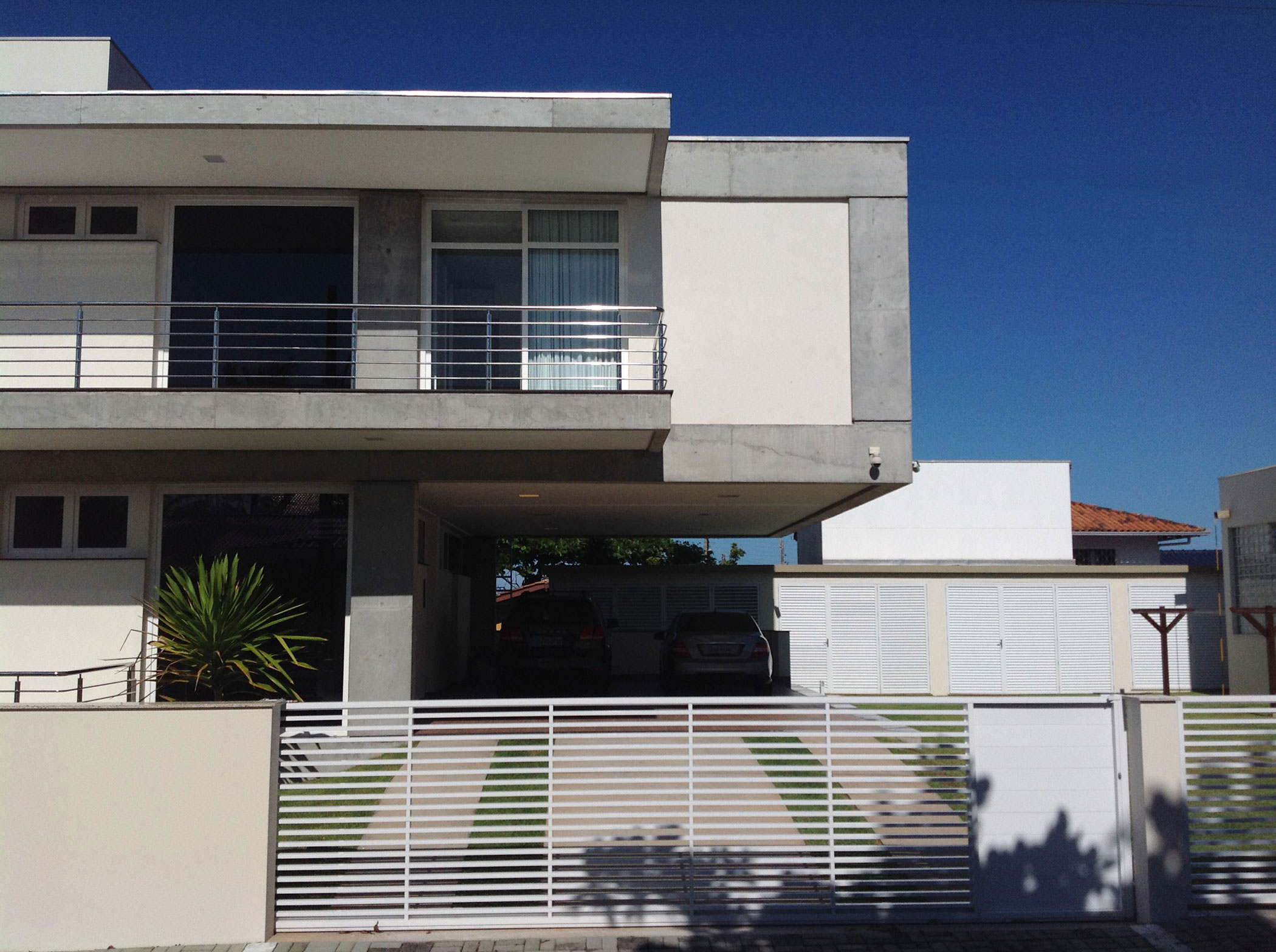 A Spacious and Stylish Contemporary Home in Penha, Brazil by Pablo José Vailatti (1)