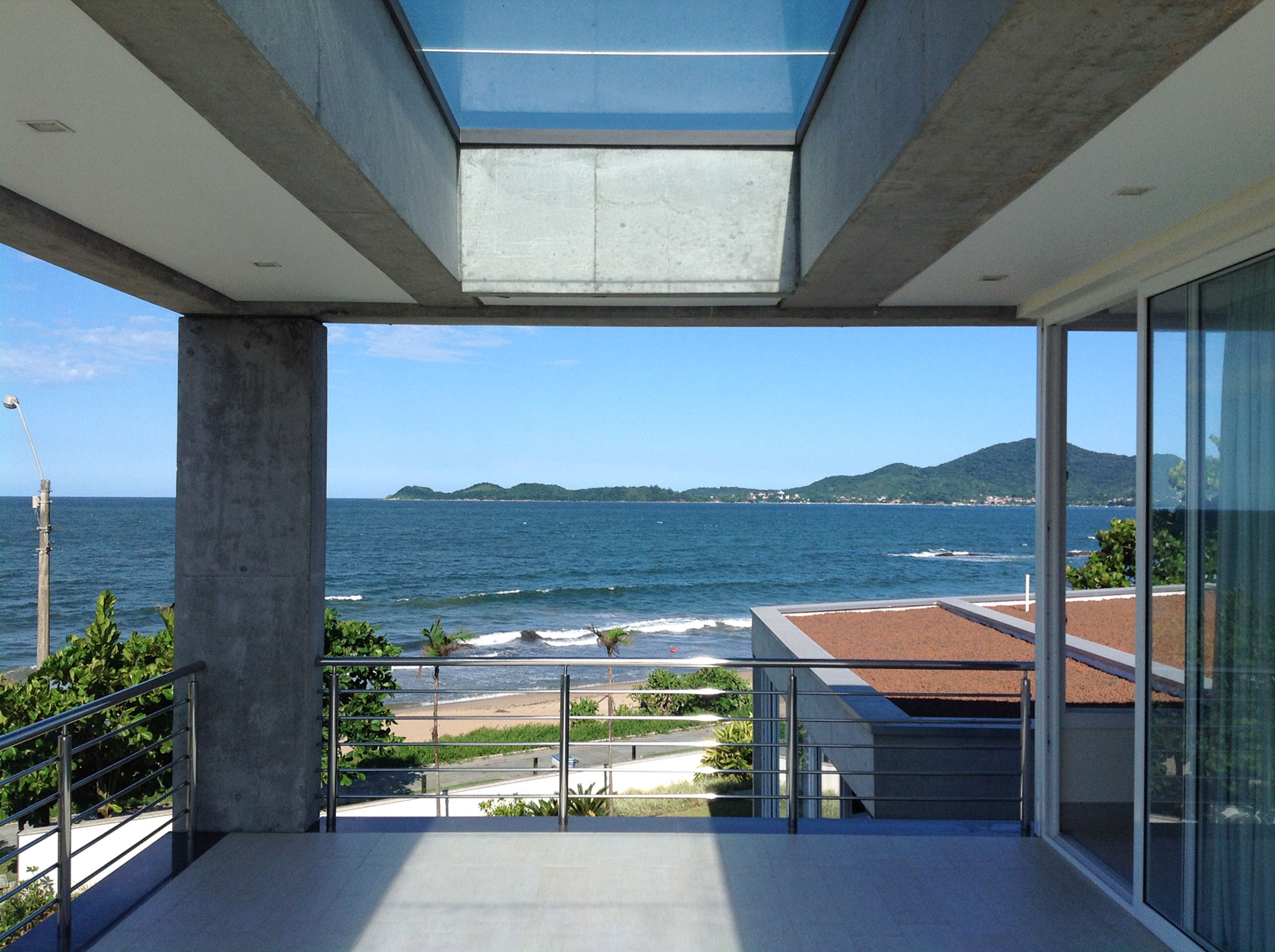 A Spacious and Stylish Contemporary Home in Penha, Brazil by Pablo José Vailatti (10)