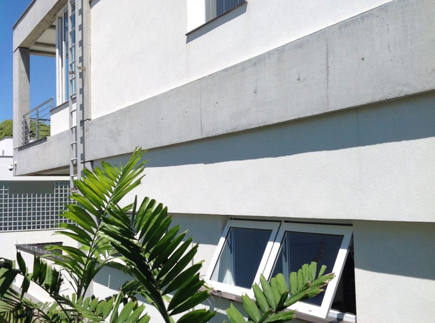 A Spacious and Stylish Contemporary Home in Penha, Brazil by Pablo José Vailatti (11)