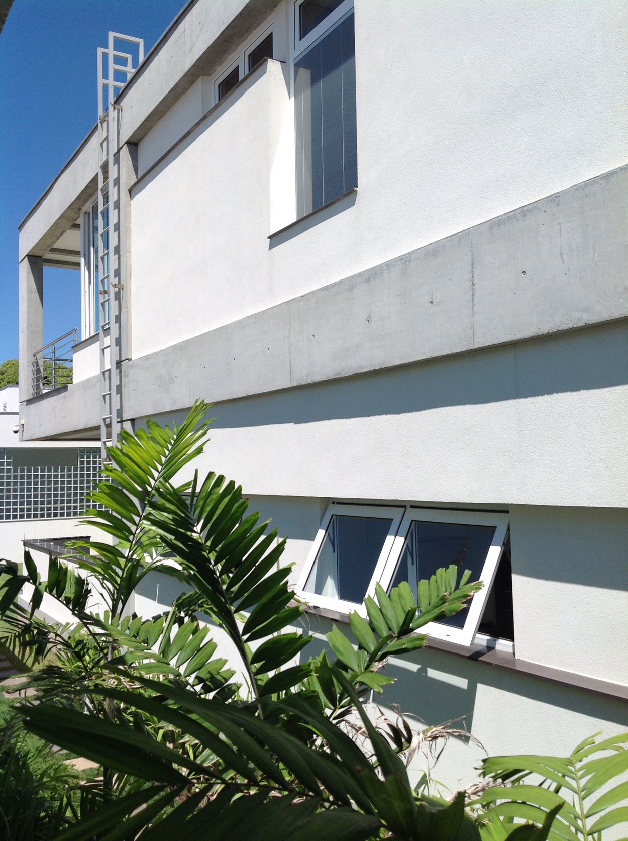 A Spacious and Stylish Contemporary Home in Penha, Brazil by Pablo José Vailatti (11)