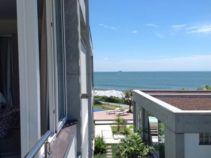 A Spacious and Stylish Contemporary Home in Penha, Brazil by Pablo José Vailatti (12)