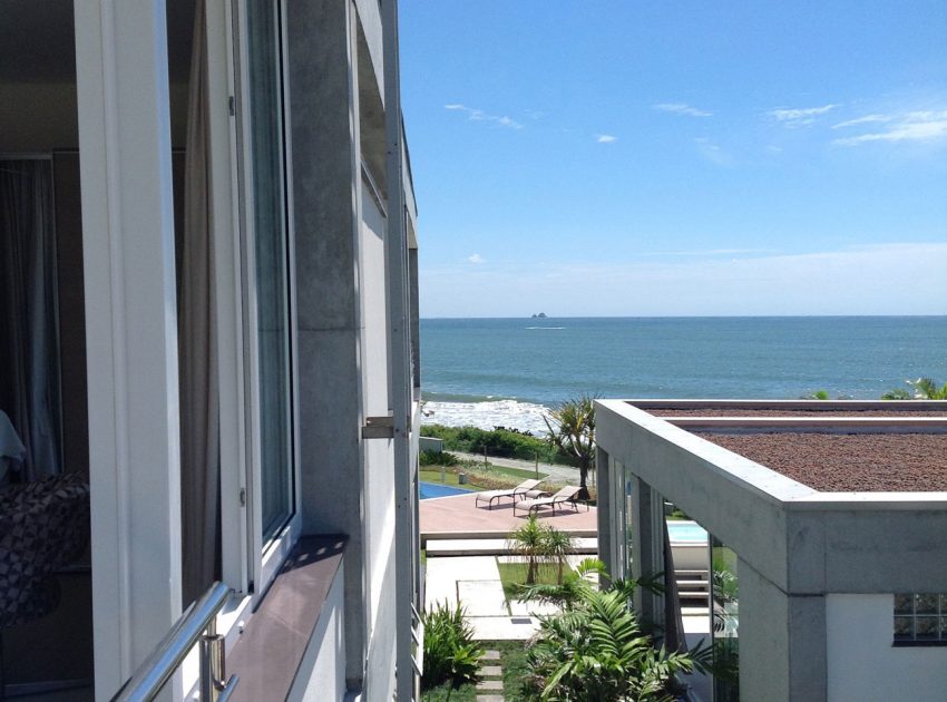 A Spacious and Stylish Contemporary Home in Penha, Brazil by Pablo José Vailatti (12)