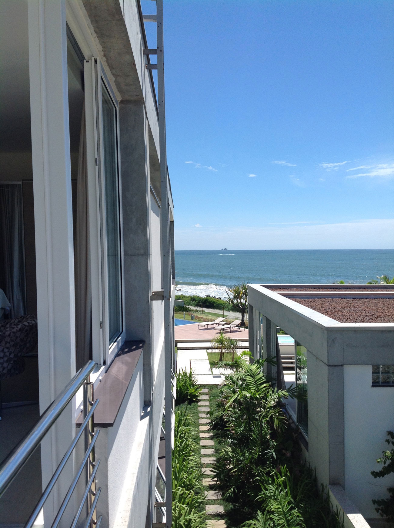 A Spacious and Stylish Contemporary Home in Penha, Brazil by Pablo José Vailatti (12)