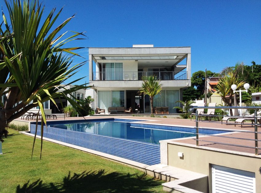 A Spacious and Stylish Contemporary Home in Penha, Brazil by Pablo José Vailatti (13)