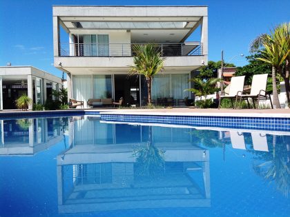 A Spacious and Stylish Contemporary Home in Penha, Brazil by Pablo José Vailatti (14)