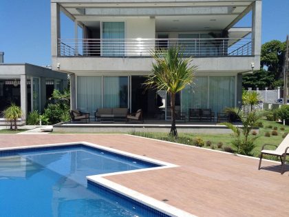 A Spacious and Stylish Contemporary Home in Penha, Brazil by Pablo José Vailatti (15)